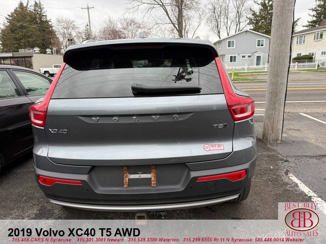 Used 2019 Volvo XC40 T5 Momentum image 3