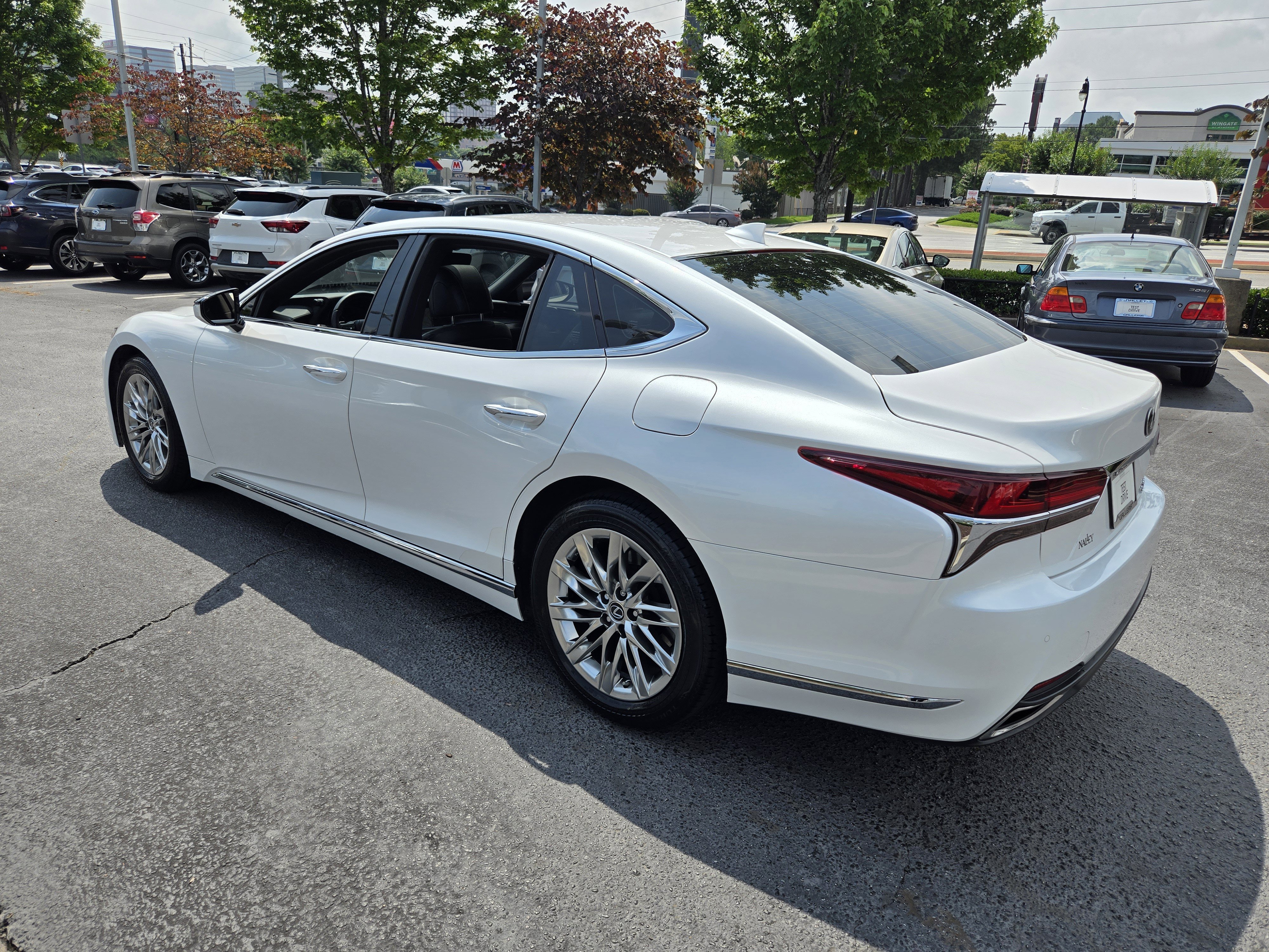 Used 2019 Lexus LS 500 w/ Accessory Package (Z1) RWD image 3