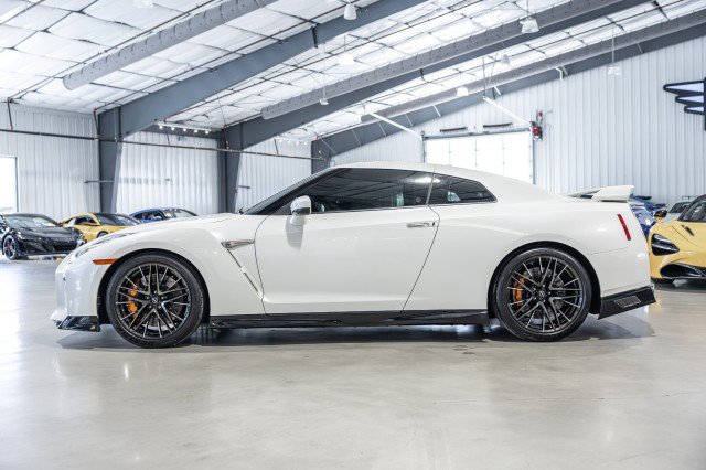 Used 2023 Nissan GT-R Premium w/ Premium Interior Package AWD/4WD image 3