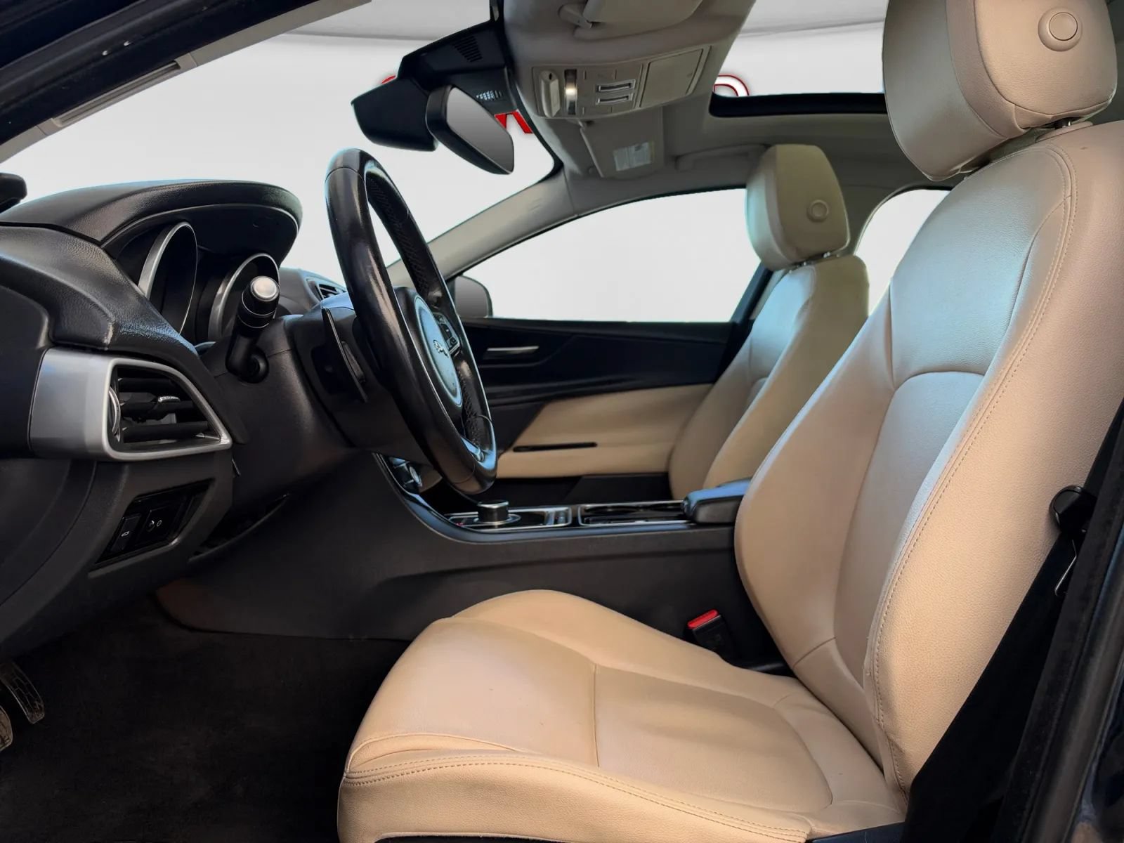 Used 2017 Jaguar XE RWD image 13