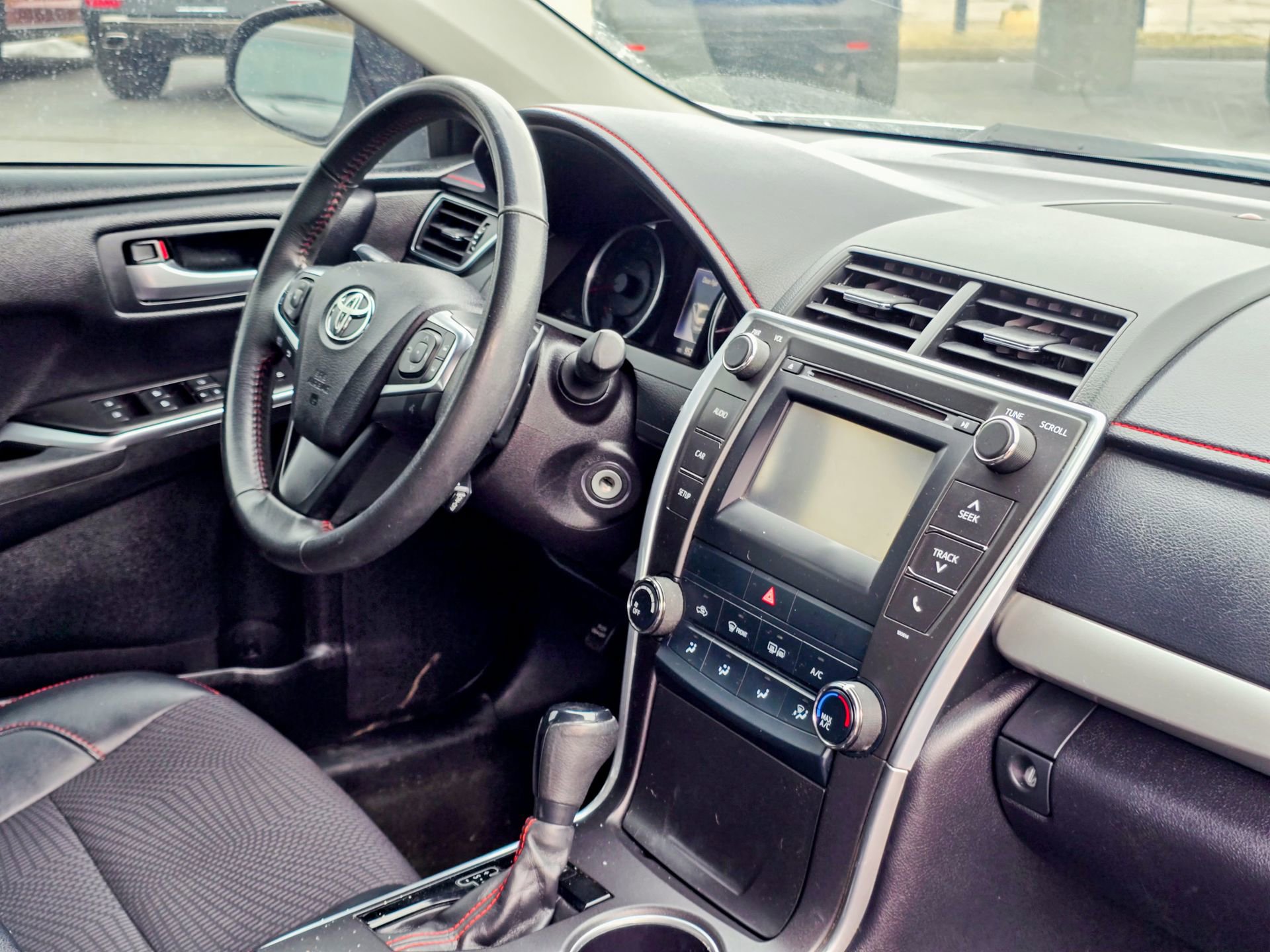 Used 2017 Toyota Camry SE image 12