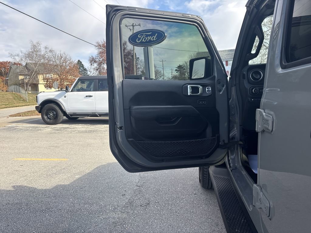 Used 2022 Jeep Wrangler Unlimited Sahara w/ Cold Weather Group image 17