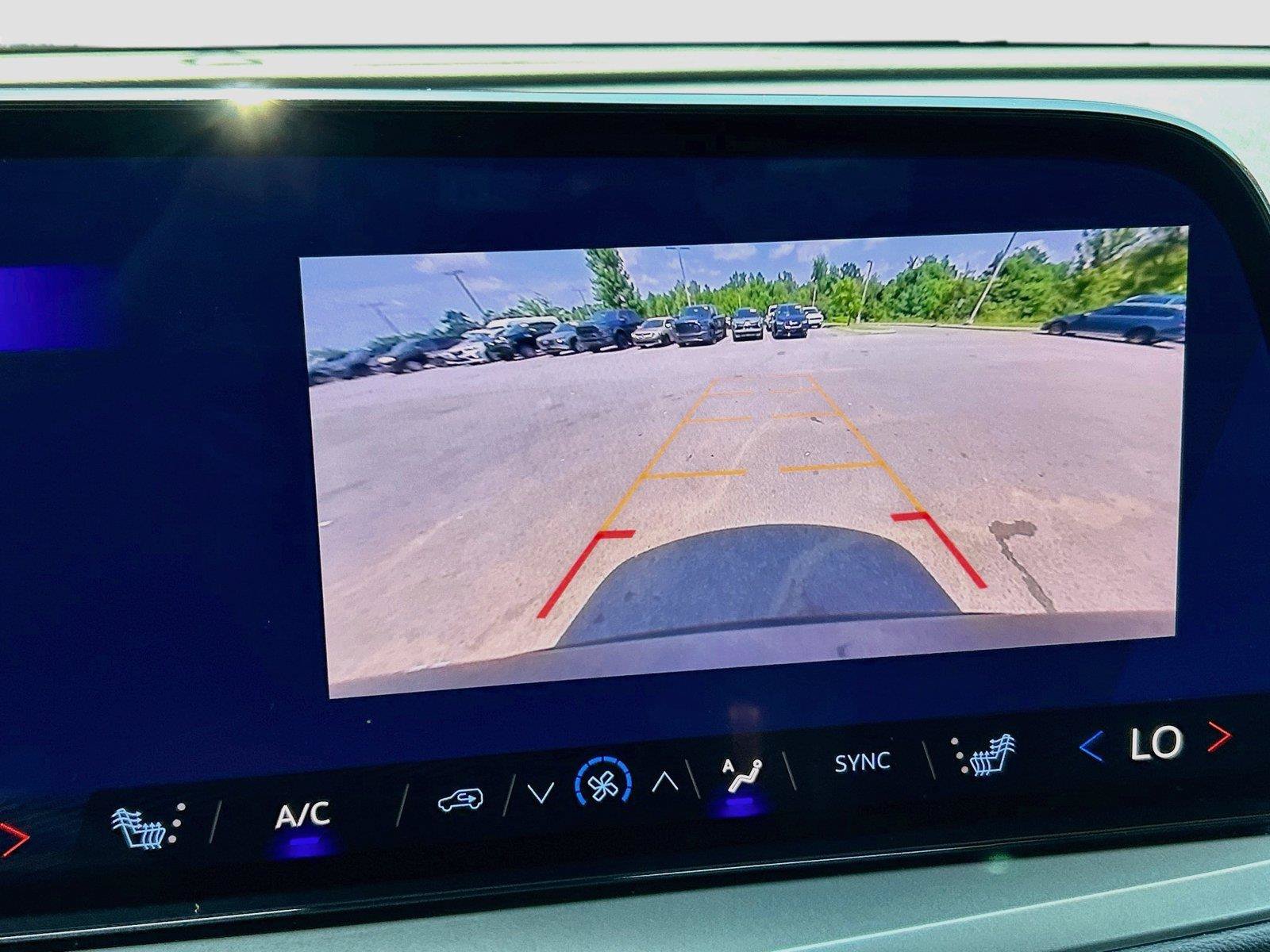 Used 2025 Chevrolet Traverse LT FWD image 34