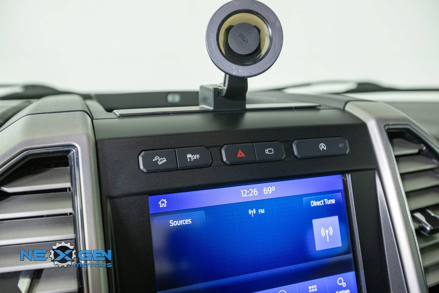 Used 2019 Ford F150 Platinum w/ Equipment Group 701A Luxury AWD/4WD image 17