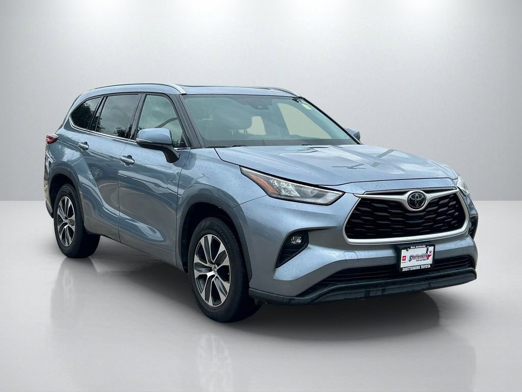 Used 2020 Toyota Highlander XLE FWD image 3