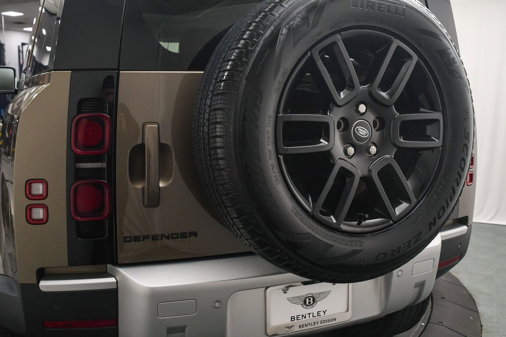 Used 2024 Land Rover Defender 110 S image 19