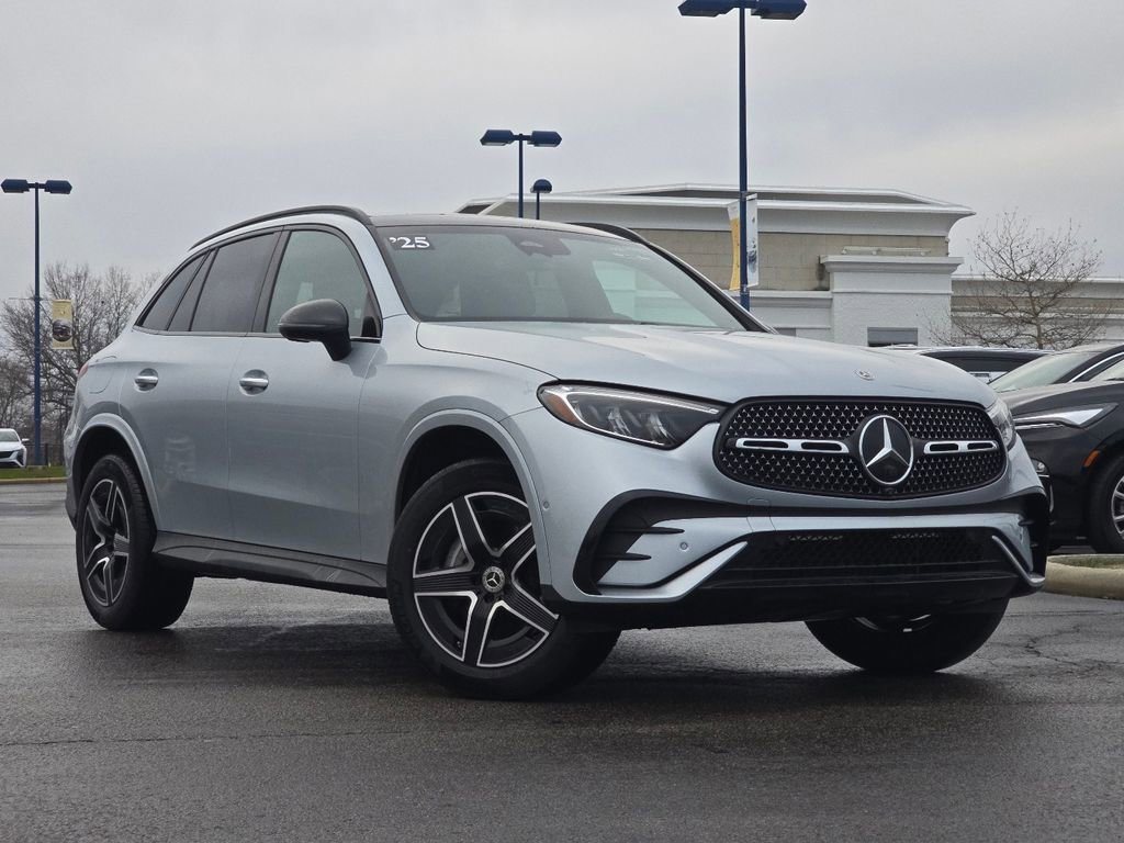 Used 2025 Mercedes-Benz GLC 300 4MATIC image 1