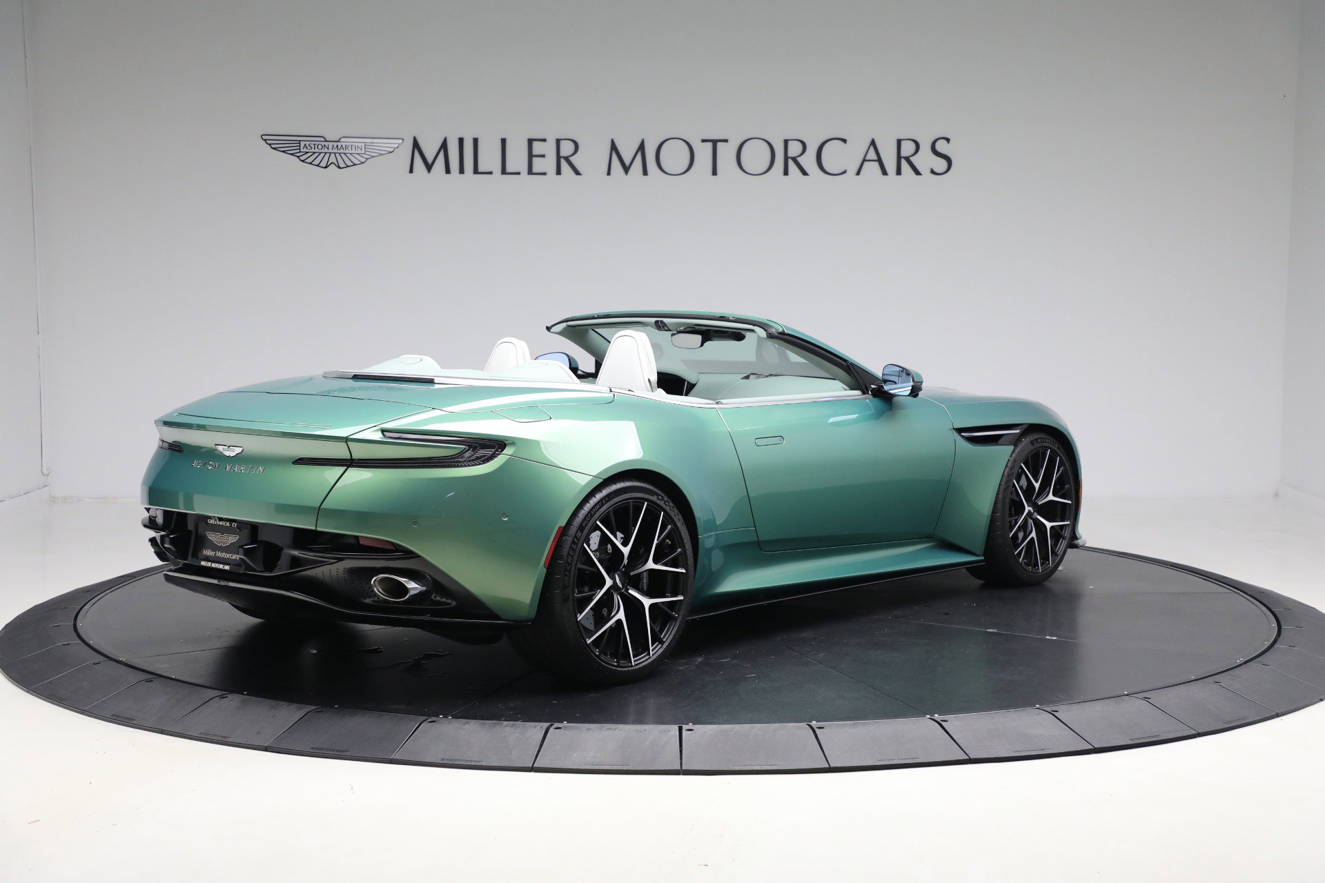 Used 2025 Aston Martin DB12 Convertible RWD image 8
