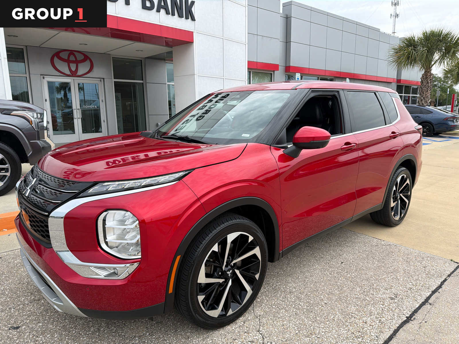 Used 2024 Mitsubishi Outlander SE FWD image 1