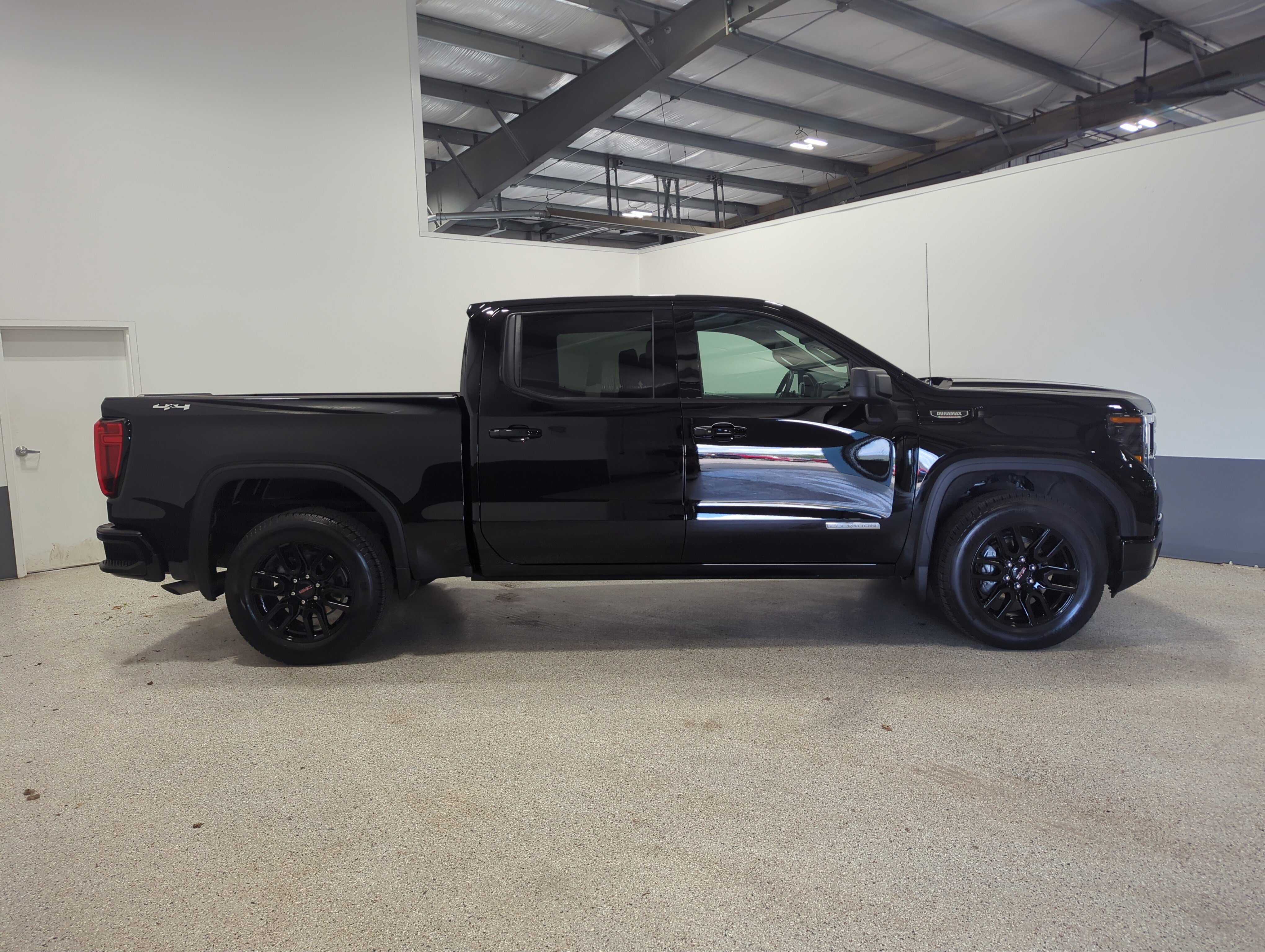 Used 2025 GMC Sierra 1500 Elevation image 2