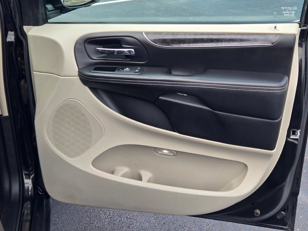Used 2014 Chrysler Town & Country Touring FWD image 5