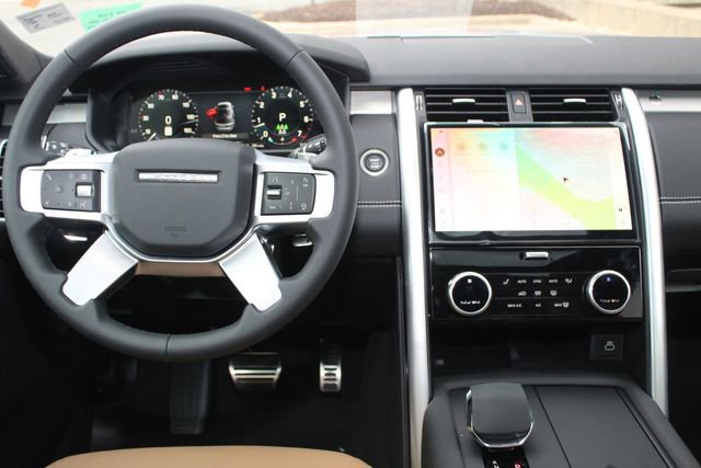 New 2025 Land Rover Discovery Dynamic SE image 4