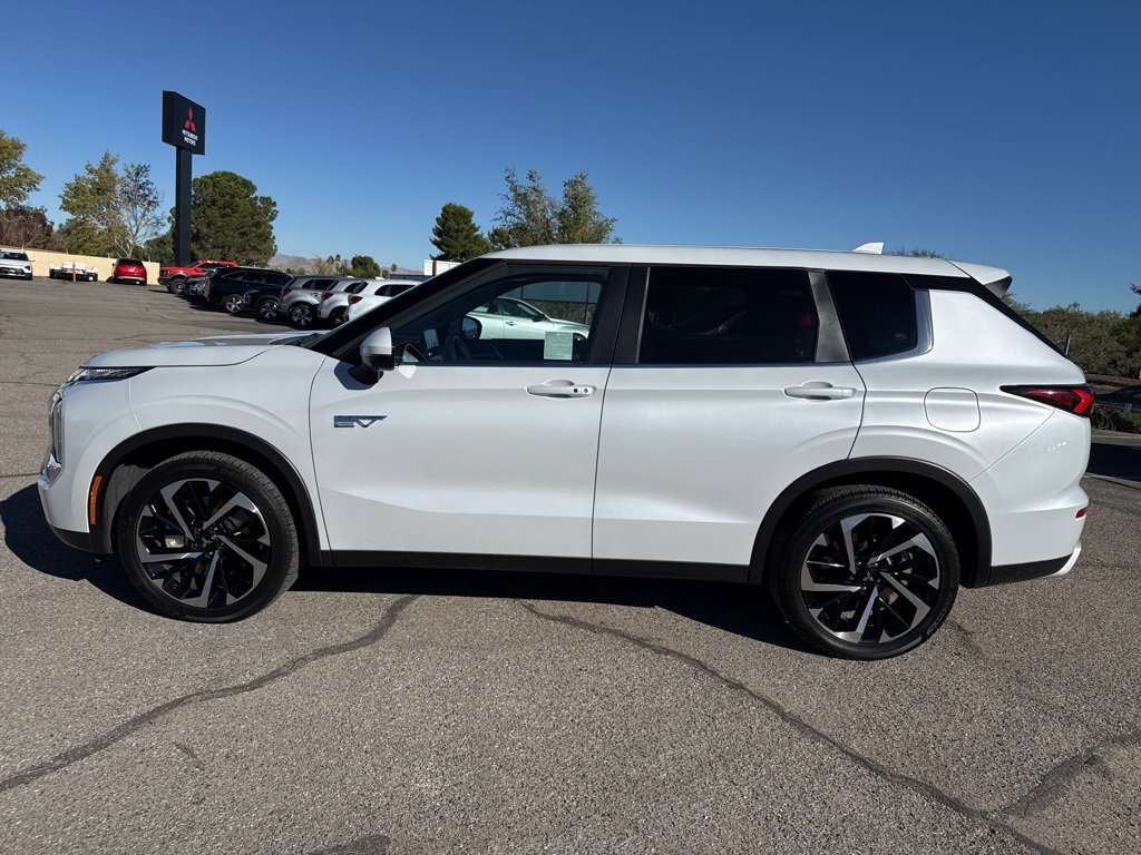 Used 2025 Mitsubishi Outlander SE image 4