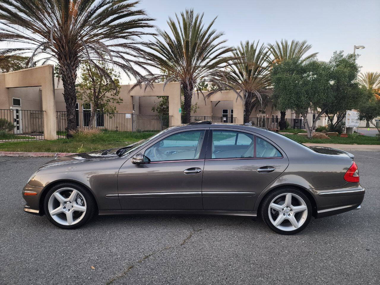 Used 2009 Mercedes-Benz E 350 Sedan image 5