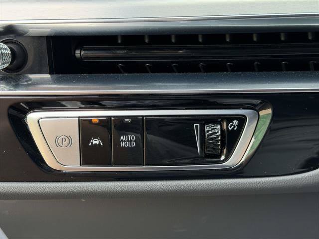 Used 2025 Cadillac Lyriq Luxury AWD/4WD image 23