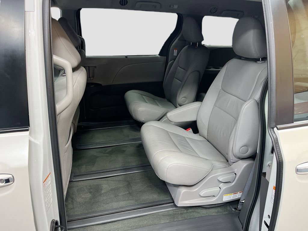 Used 2017 Toyota Sienna XLE image 24