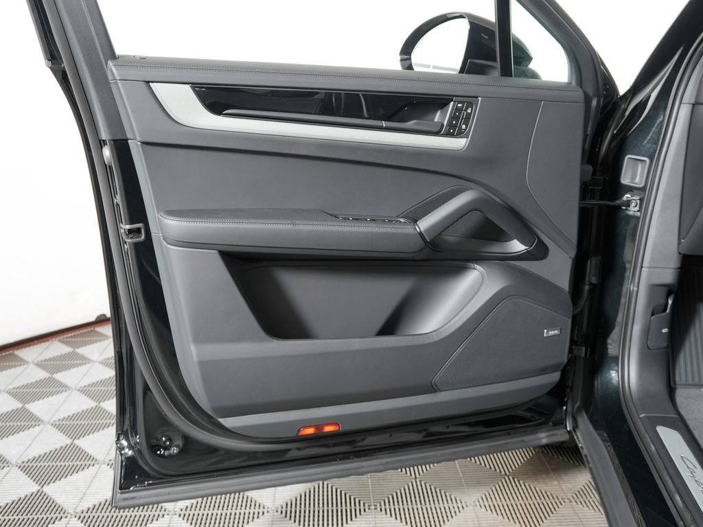 New 2026 Porsche Cayenne Coupe AWD/4WD image 17