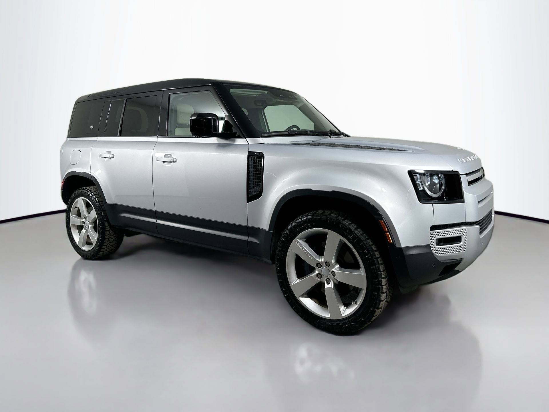 Used 2024 Land Rover Defender 110 SE image 3