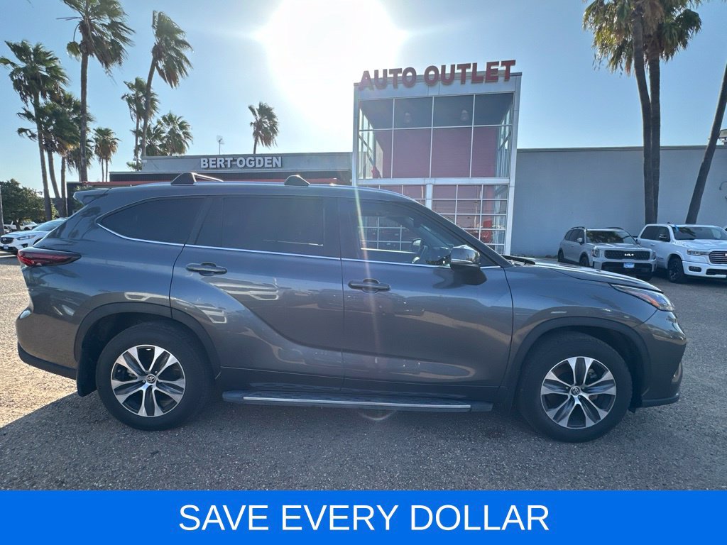 Used 2024 Toyota Highlander XLE FWD image 4