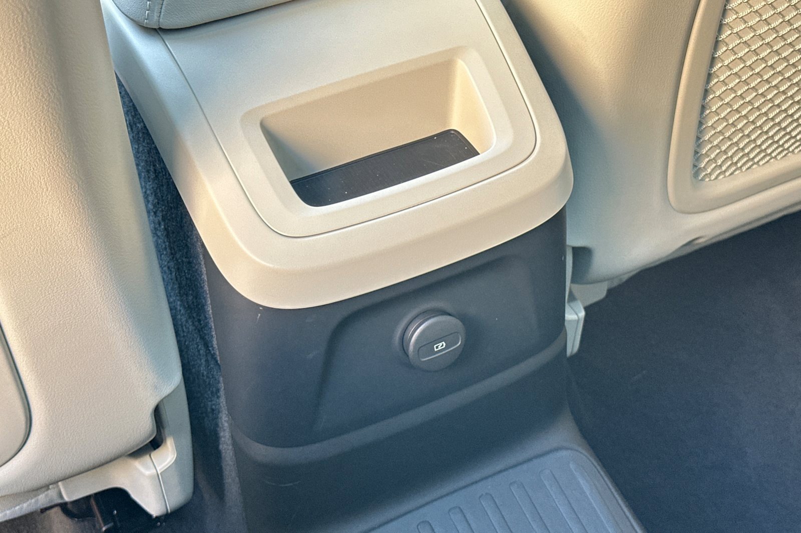 Certified 2025 Volvo XC60 T8 Plus w/ Protection Package Premier image 13