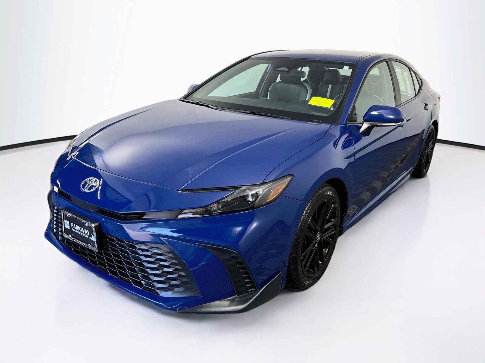 Used 2025 Toyota Camry SE FWD image 3