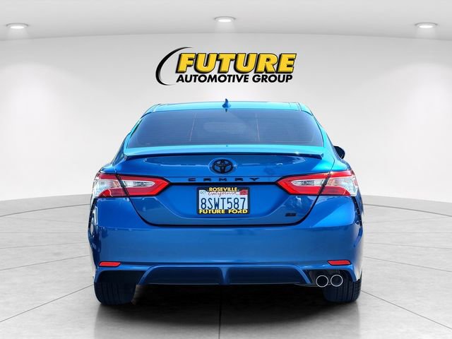 Used 2020 Toyota Camry SE w/ Blackout Package FWD image 5