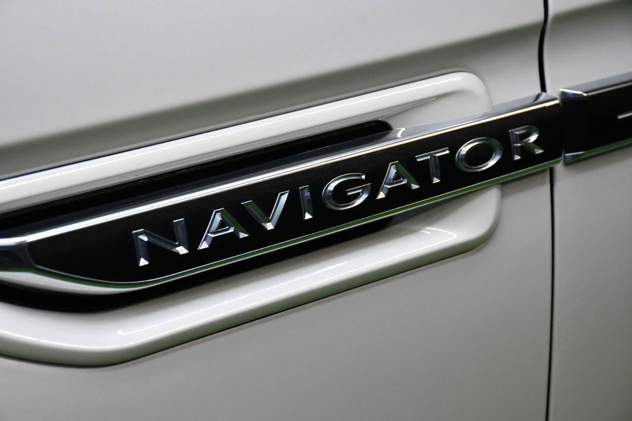 Used 2019 Lincoln Navigator Black Label w/ Cargo Package AWD/4WD image 3