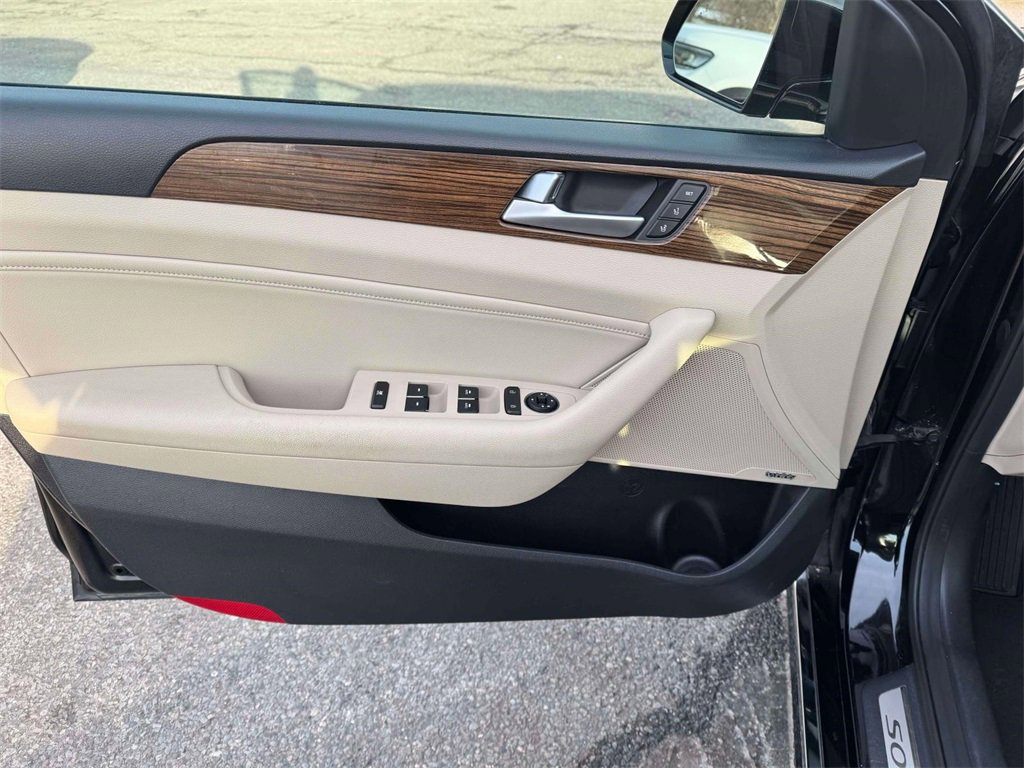 Used 2016 Hyundai Sonata Limited w/ Option Group 02 image 15