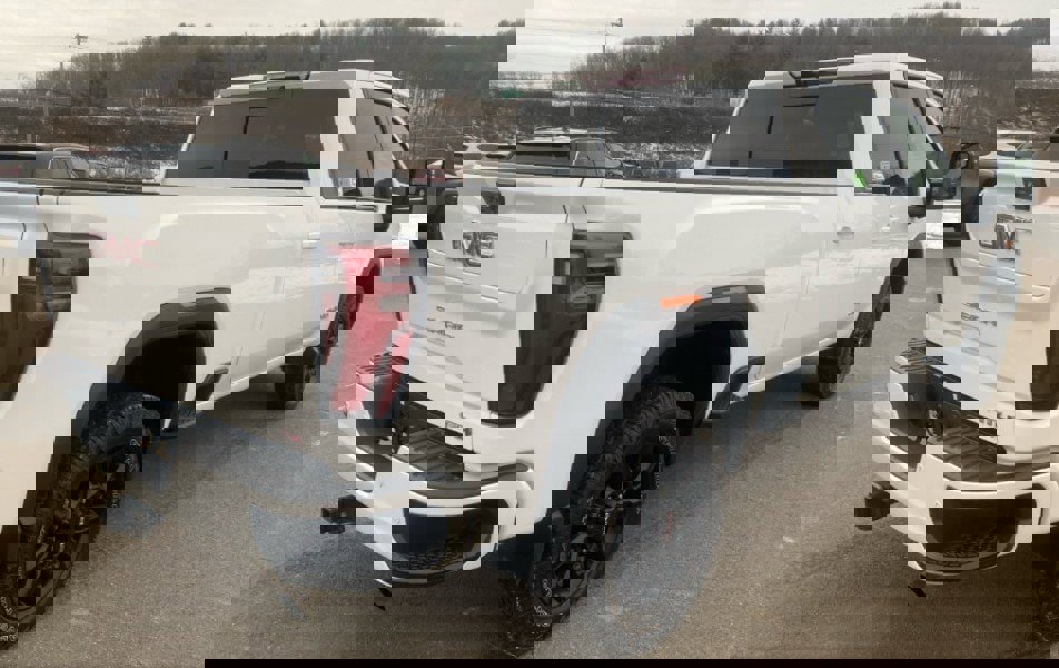 Used 2024 GMC Sierra 2500 AT4 w/ AT4 Preferred Package image 3