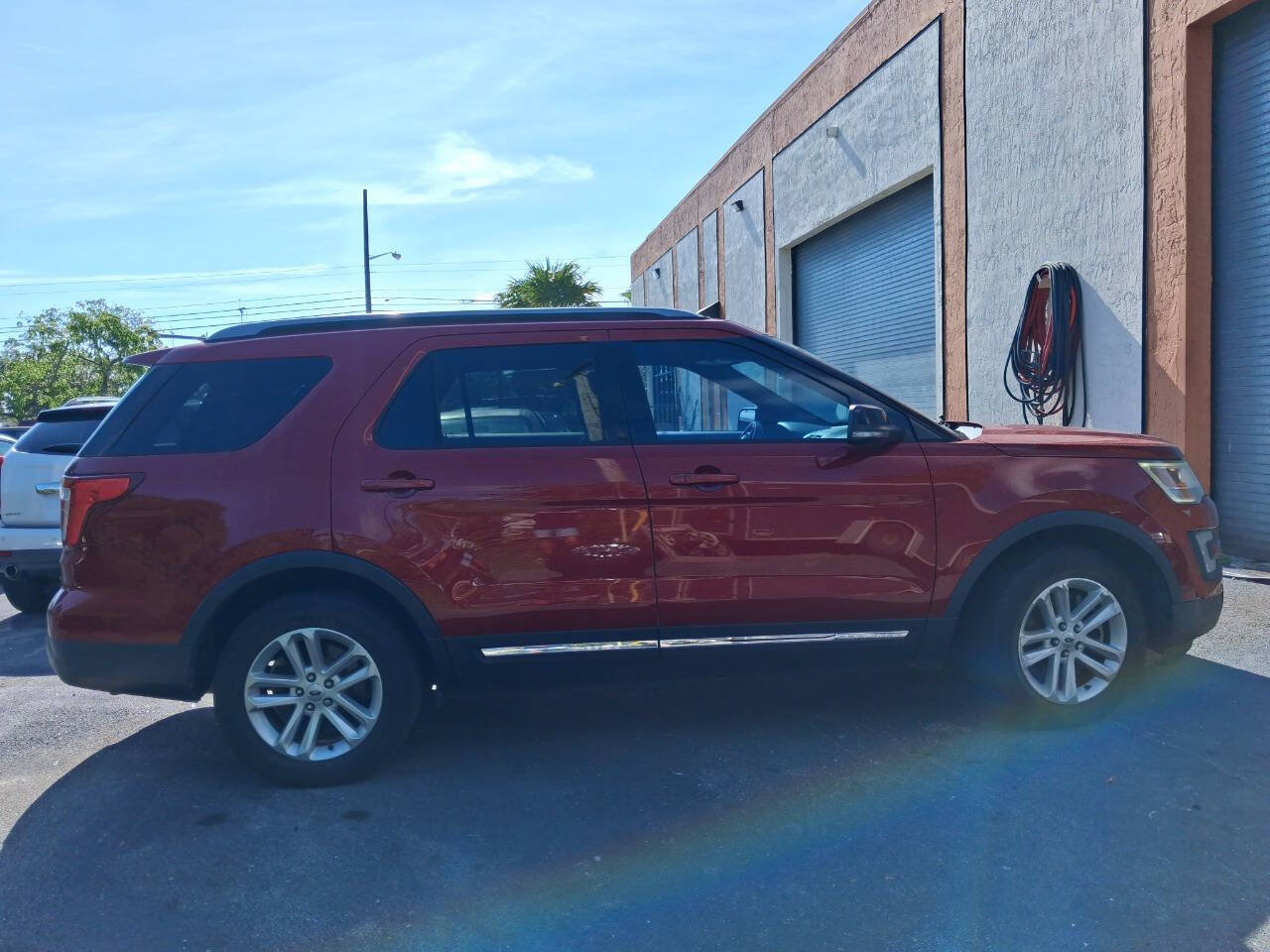 Used 2017 Ford Explorer XLT w/ Equipment Group 201A FWD image 5
