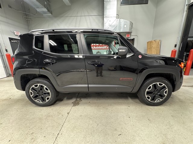 Used 2015 Jeep Renegade Trailhawk AWD/4WD image 8