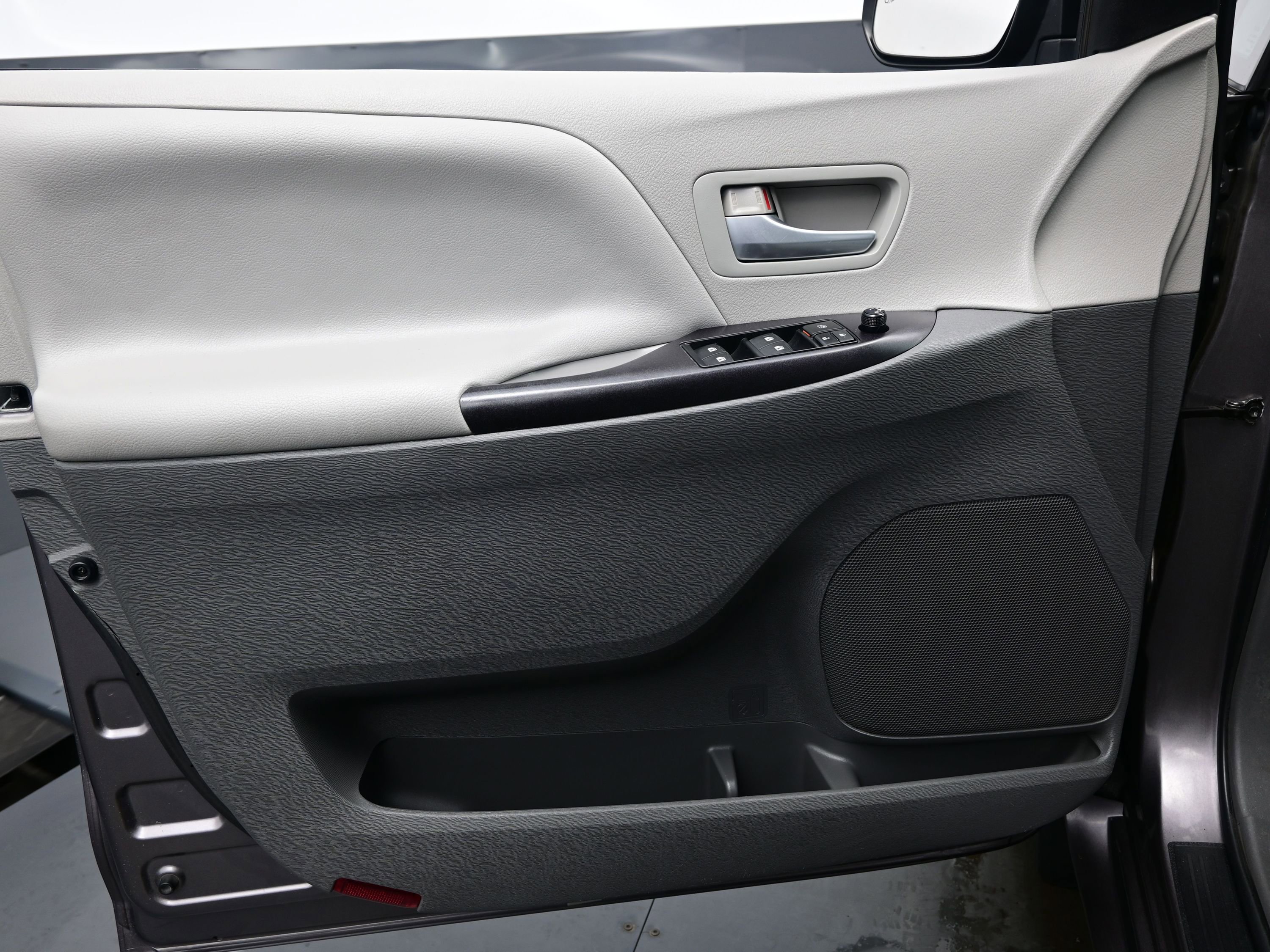 Used 2015 Toyota Sienna LE image 9