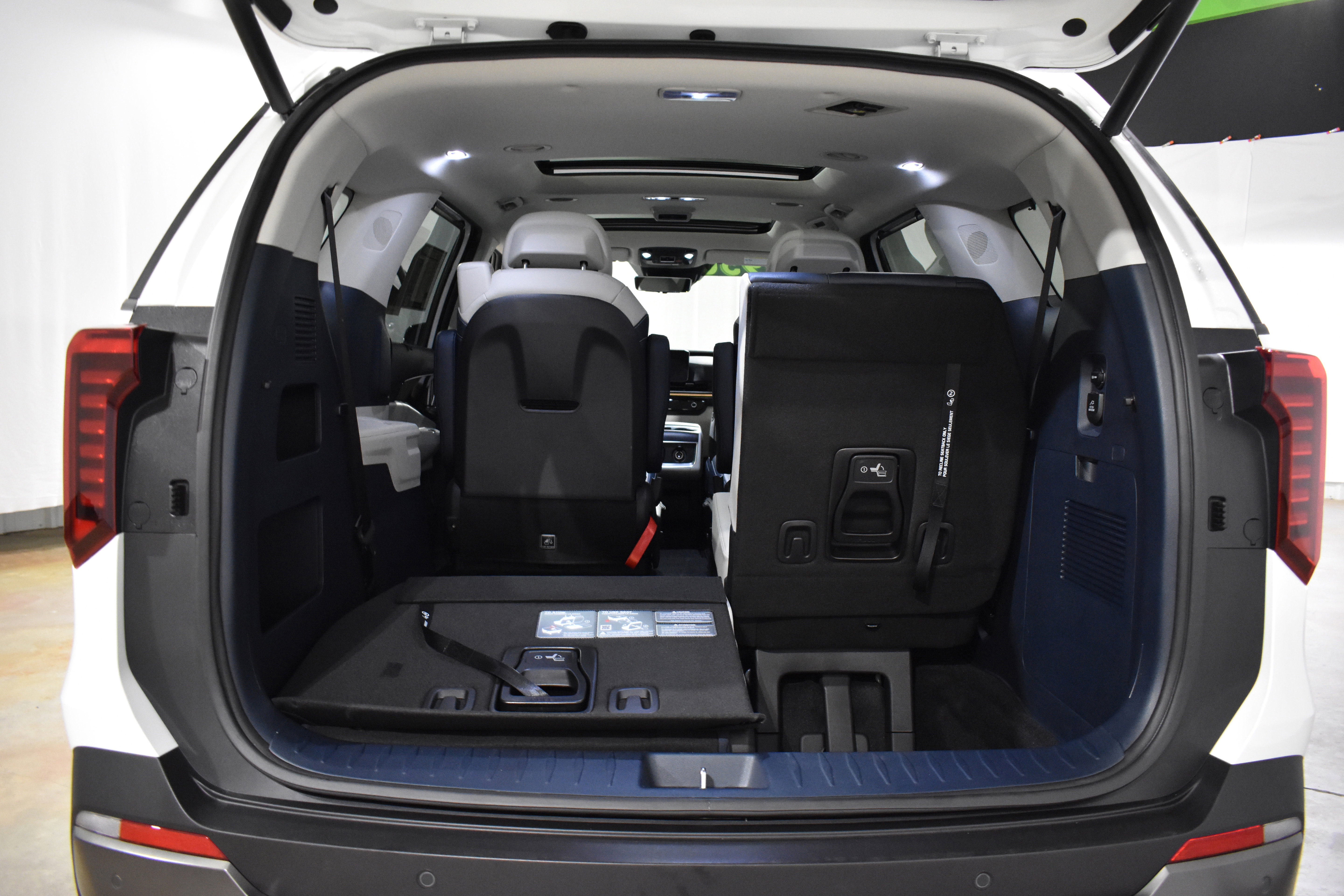 Used 2025 Kia Carnival SX Prestige image 37