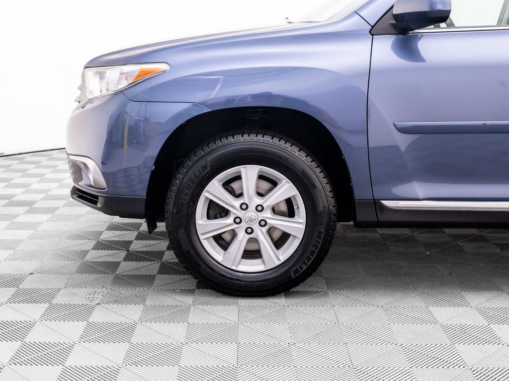Used 2012 Toyota Highlander FWD w/ Tech Pkg image 32