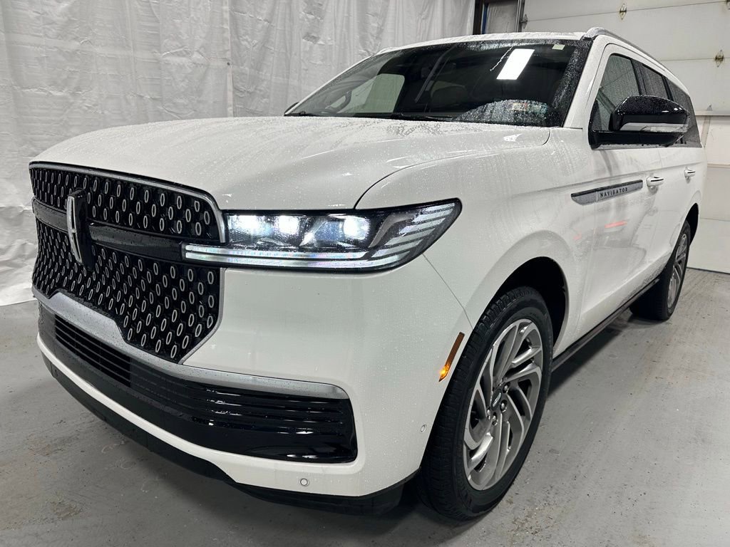 Used 2025 Lincoln Navigator Reserve image 3