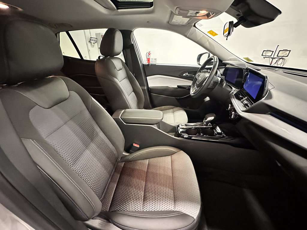 Used 2024 Chevrolet Trax LT w/ Sunroof Package FWD image 24