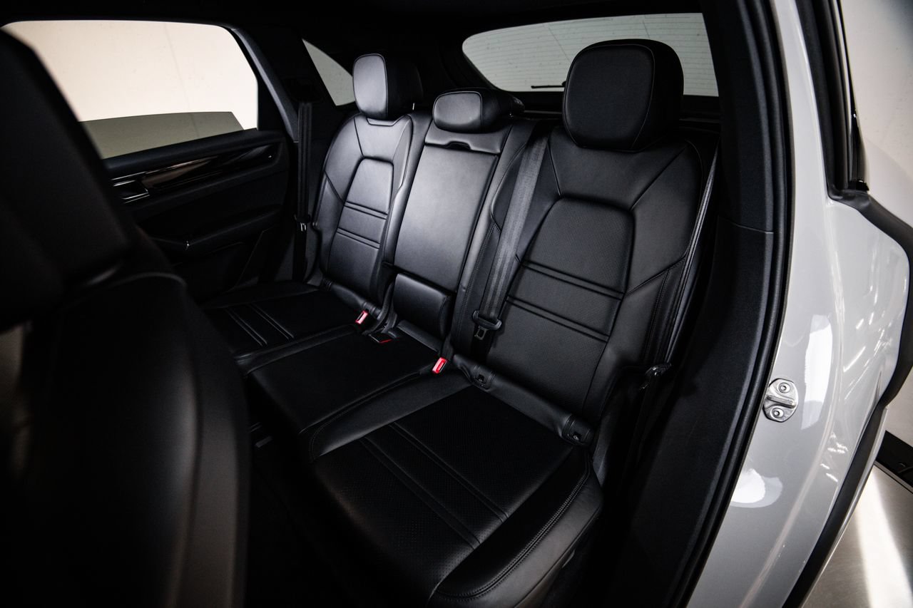 Certified 2023 Porsche Cayenne AWD/4WD image 24