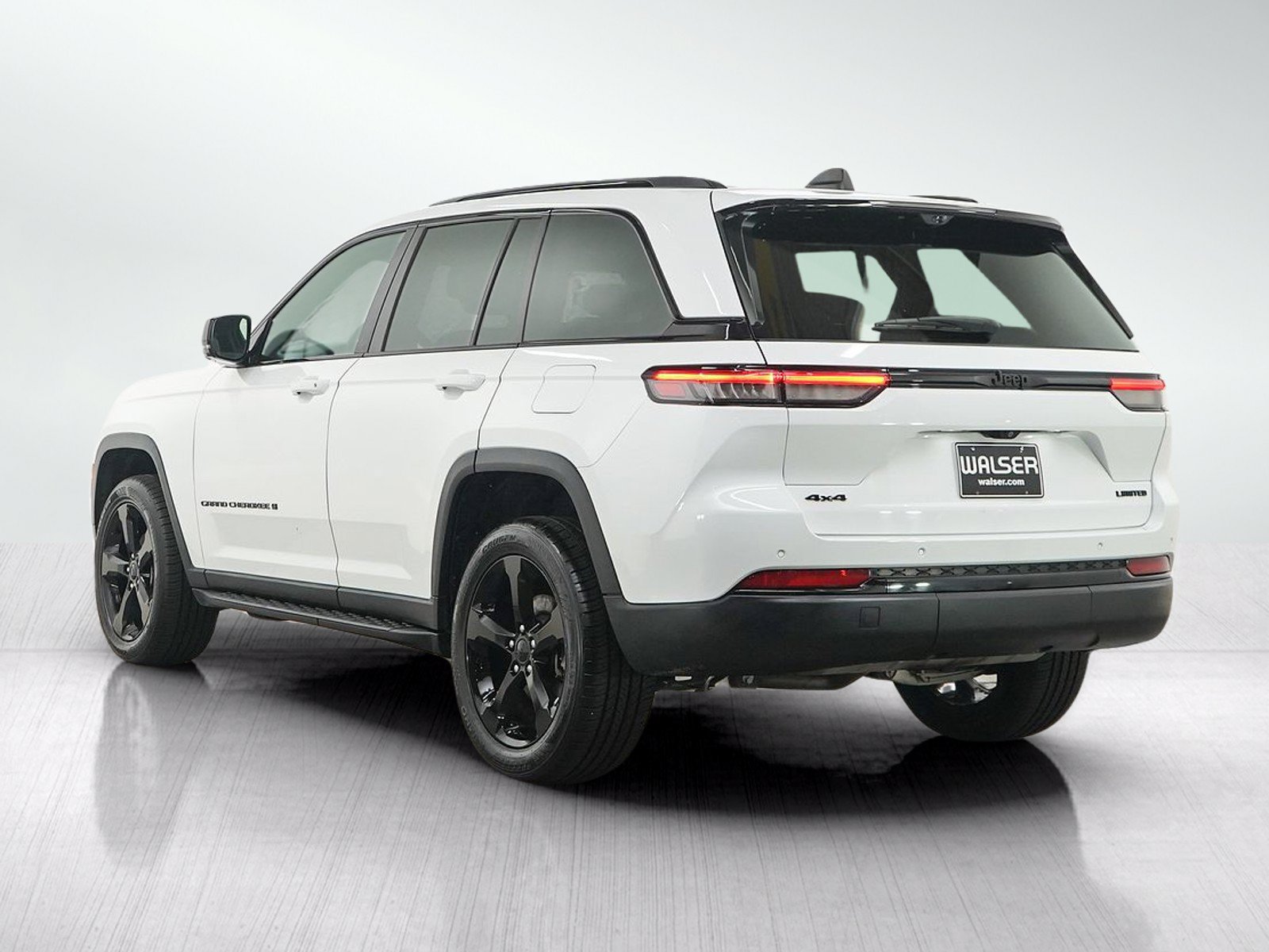 Used 2024 Jeep Grand Cherokee Limited w/ Luxury Tech Group II AWD/4WD image 4
