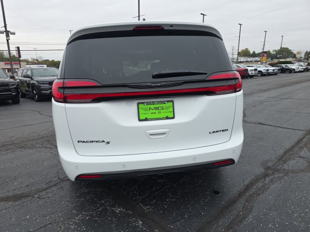 Used 2025 Chrysler Pacifica Limited w/ Trailer Tow Group FWD image 5