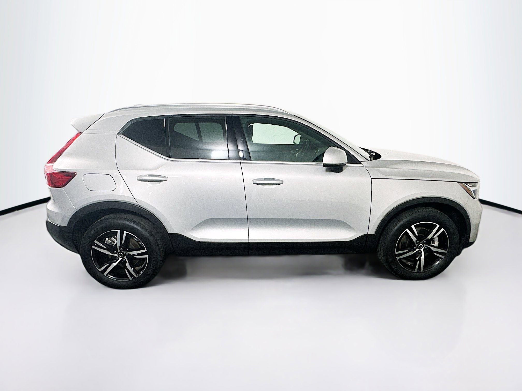 Used 2025 Volvo XC40 B5 Core image 10