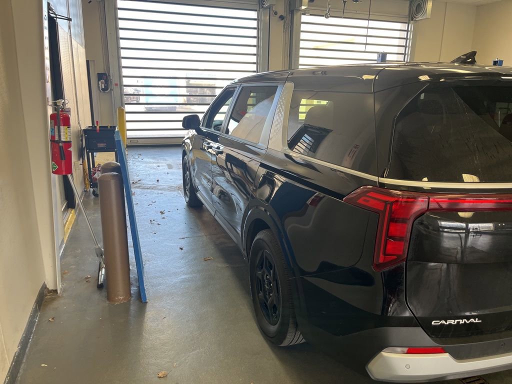 Used 2025 Kia Carnival image 4