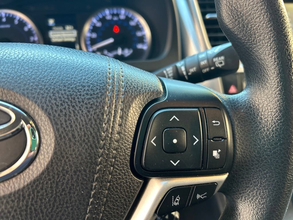Used 2018 Toyota Highlander LE w/ Protection Package #3 AWD/4WD image 17