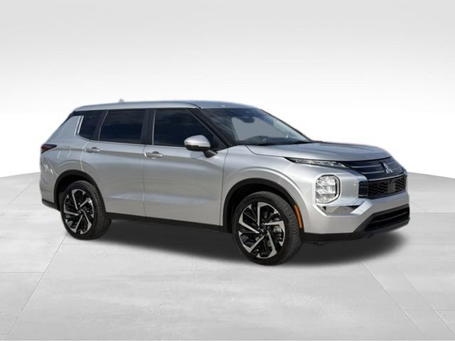 Used 2025 Mitsubishi Outlander ES FWD image 2