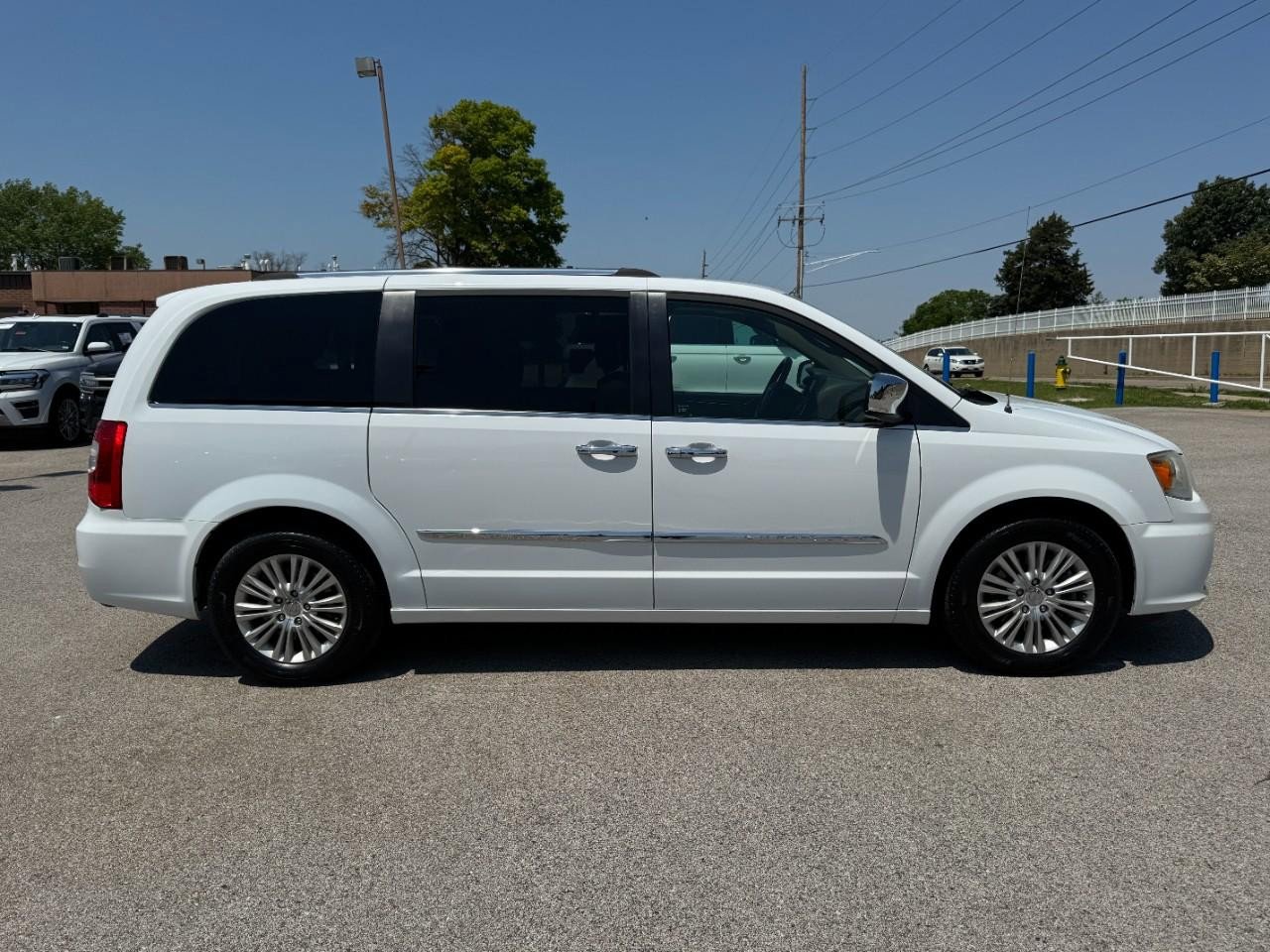 Used 2014 Chrysler Town & Country Limited w/ Luxury Group FWD image 2