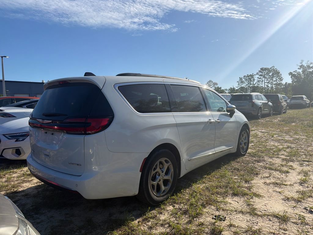 Used 2023 Chrysler Pacifica Limited FWD image 5