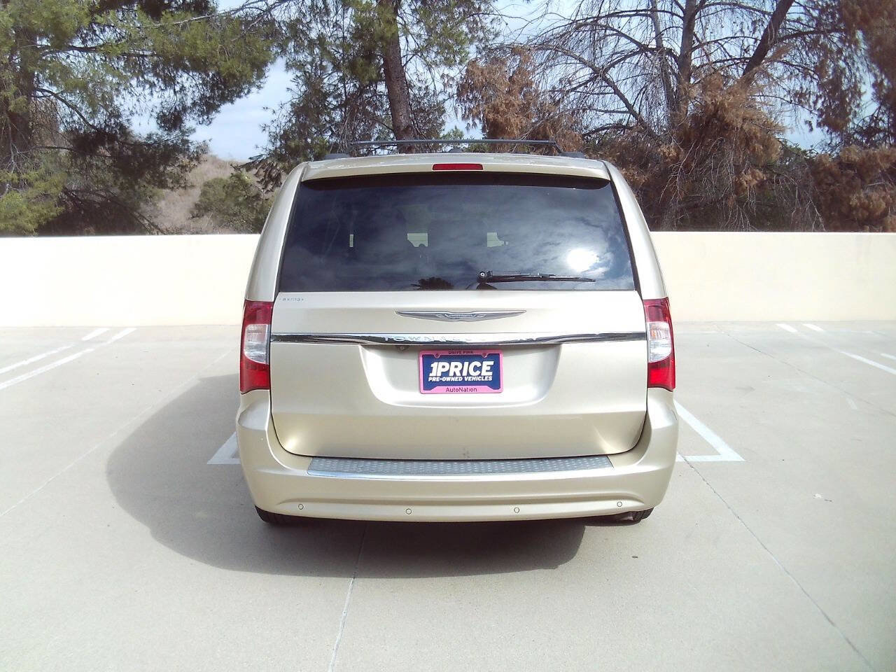 Used 2012 Chrysler Town & Country Touring-L w/ Entertainment Group #2 image 4