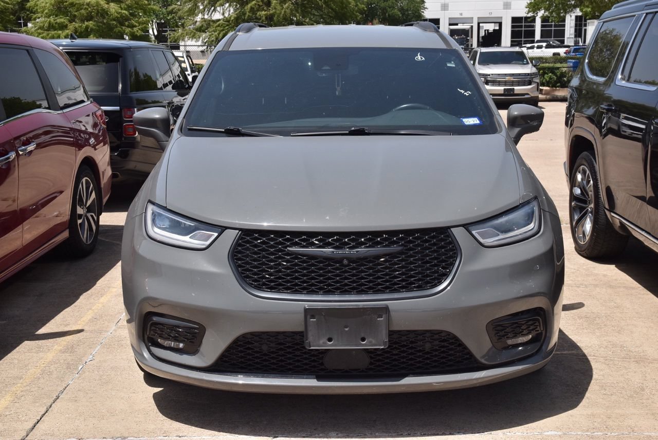 Used 2021 Chrysler Pacifica Touring-L w/ Uconnect Theater Family Group FWD image 2