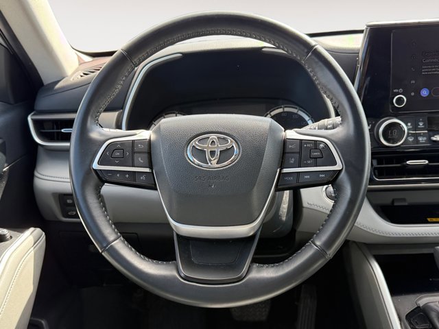 Used 2023 Toyota Highlander XLE AWD/4WD image 16
