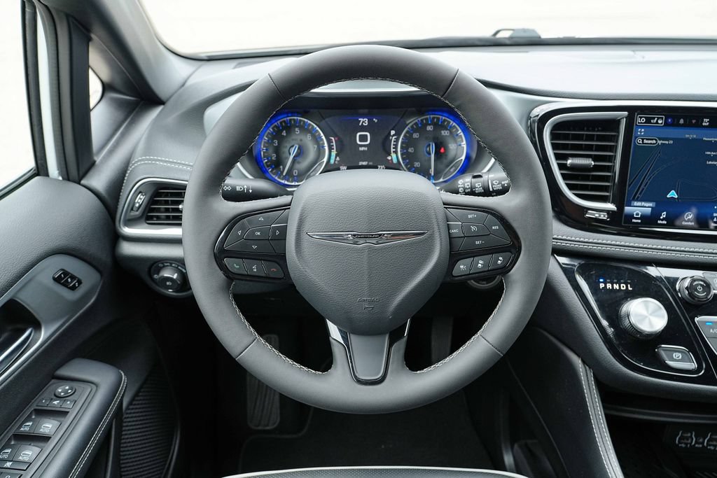 Used 2025 Chrysler Pacifica Limited FWD image 32