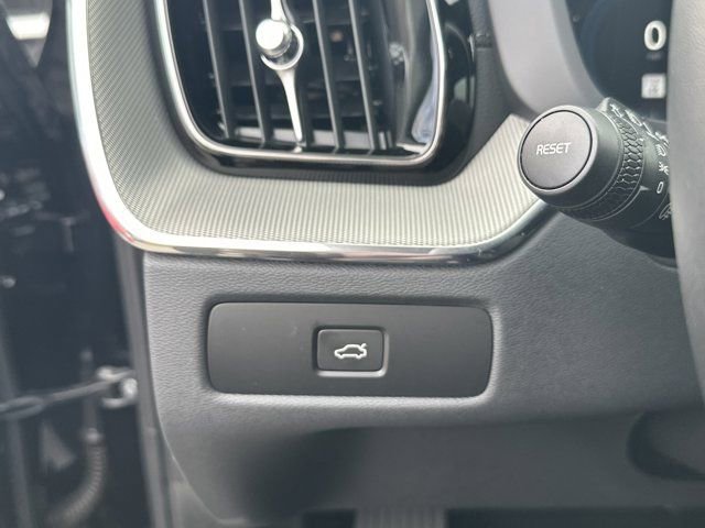 Used 2024 Volvo XC60 B5 Ultimate w/ Protection Package Premier image 25